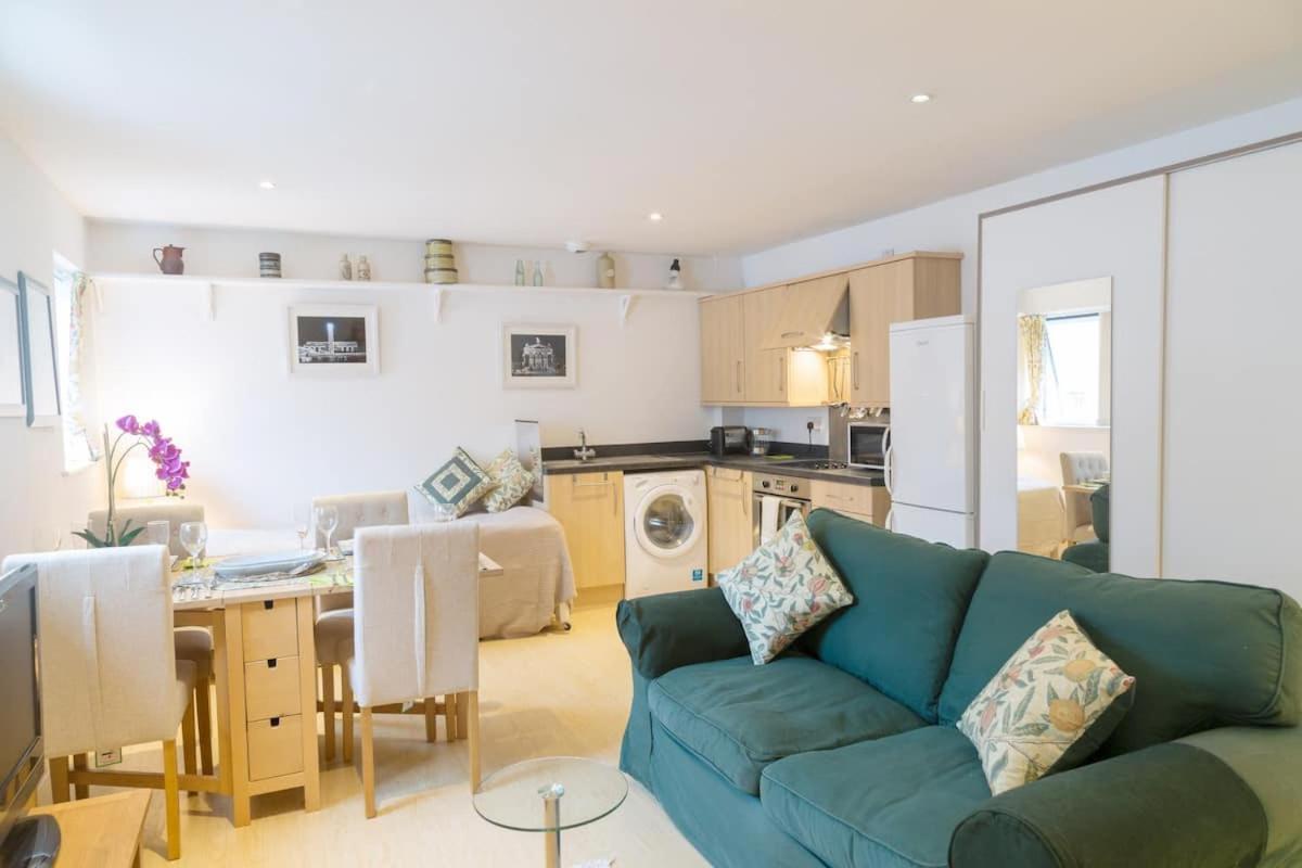 Chic Centre Moments From Wills Memorial Apartament *